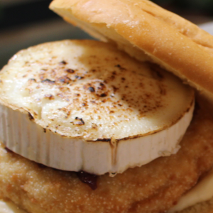 Hamburguesa de pollo y queso de cabra